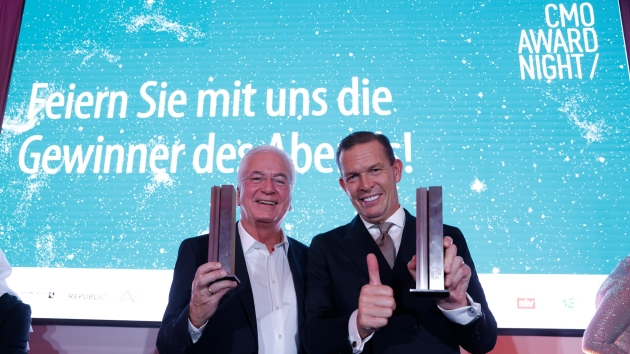 Daniel Grieder von Hugo Boss ist CMO of the Year 2024 - Stefan Hoechter (L.) erhielt den Lifetime Achievement Award, Daniel Grieder ist 'CMO of the Year 2024' - Quelle: Serviceplan Group